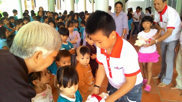 GIFTS TO THE CHILDREN OF LOC THO PAGODA IN NHA TRANG